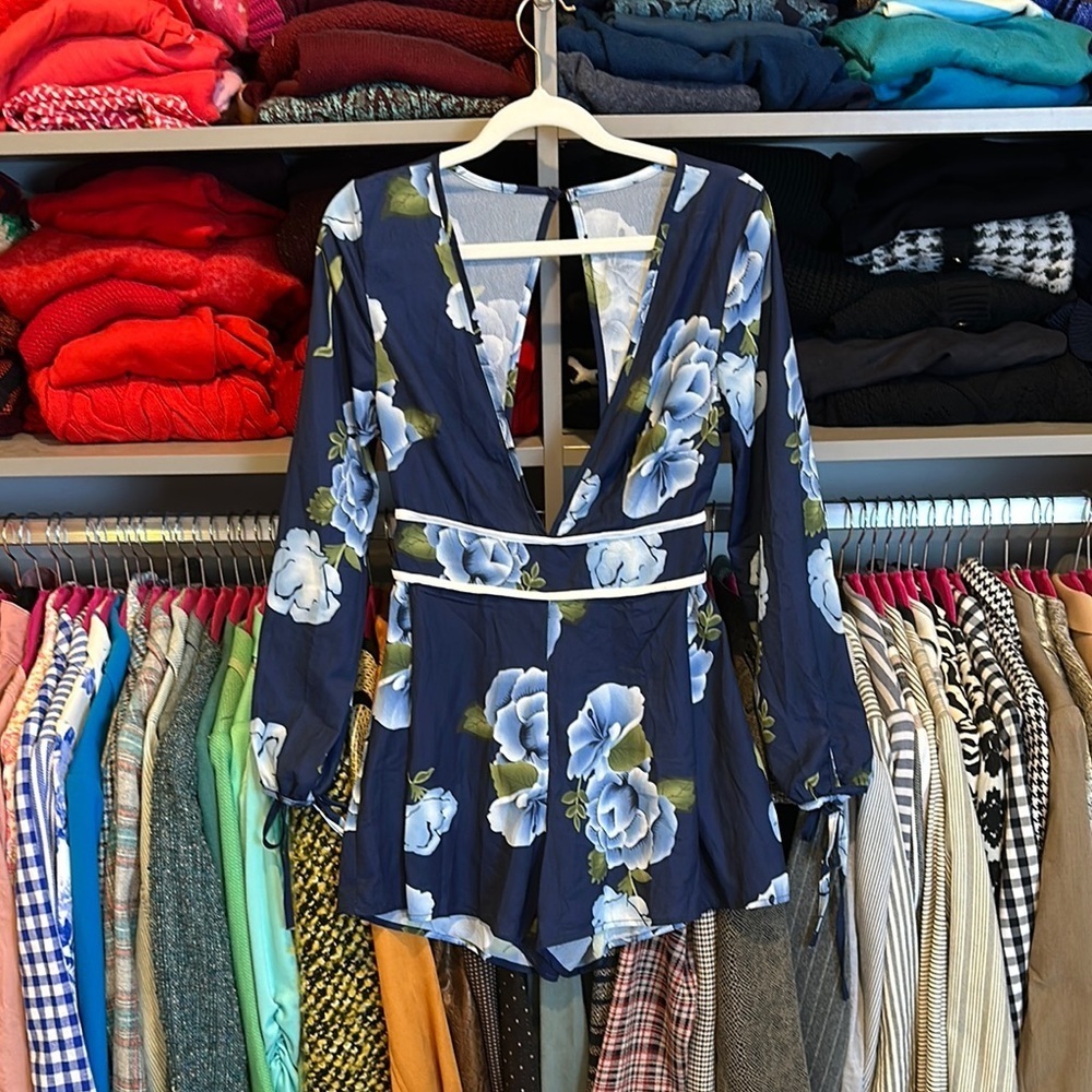 Unbranded navy/white floral long sleeve v neck back zipper closure romper size S
